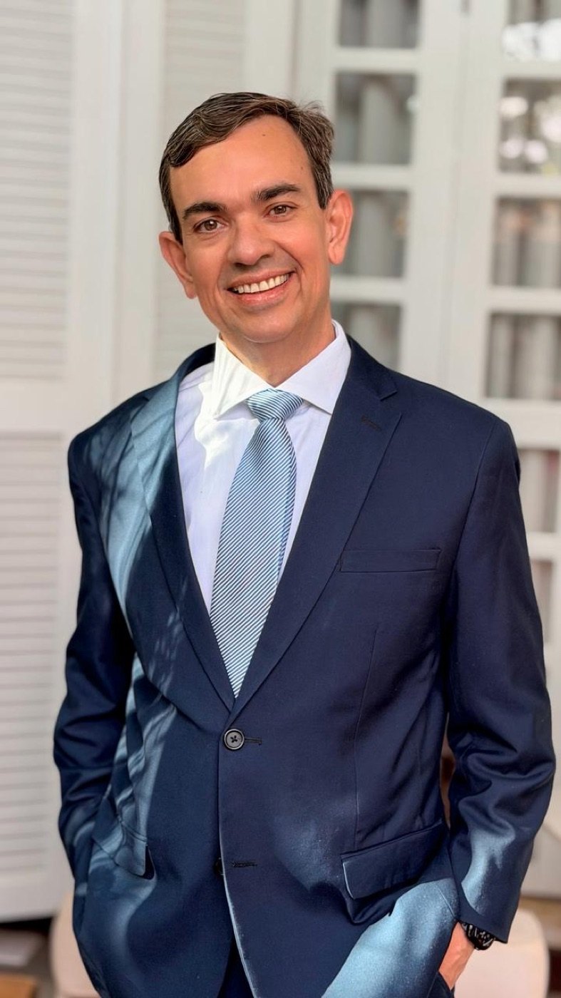 Dr. Henes Silva de Farias — Pediatra com foco em Neonatologia
